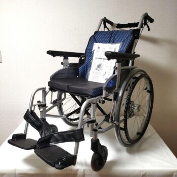 日進医療器　介助用　多機能　車椅子　ノーパンクタイヤ　座王　NAH-521W