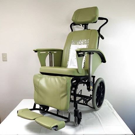 持ち運びが楽な「軽量車椅子」と「フルリクライニング車椅子」を入荷